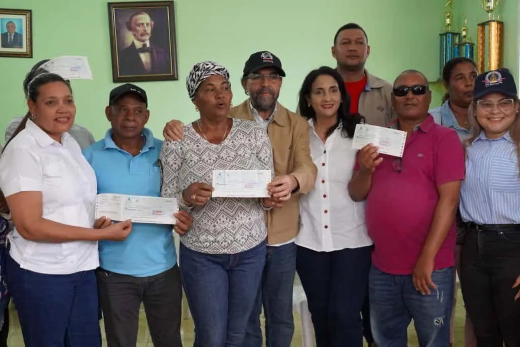 Gobierno entrega más de RD$9.7 millones en compensaciones a productores de Hato Nuevo Cortés, en Azua